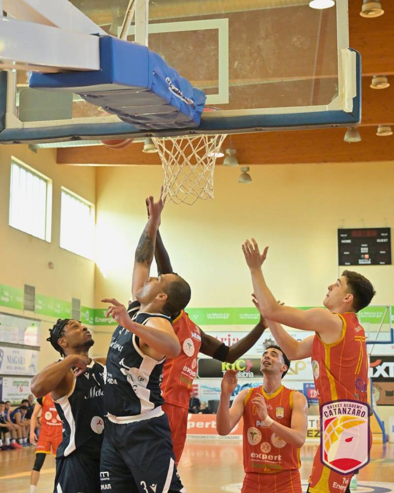 Basket Academy non riesce a chiudere la serie e cede 75-87 alla Virtus. Mercoledì a Matera gara 3 