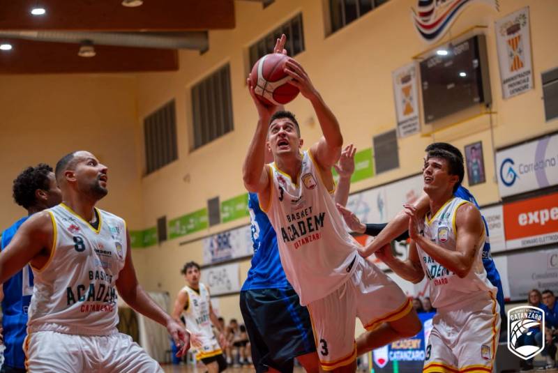 Basket Academy ne ha di più e liquida la Virtus Ragusa 75-63 in un Pala Pulerà festante 