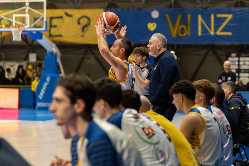 Dulca ko al fotofinish in casa. Basket Santarcangelo 55 – 58 MBA Fossombrone 