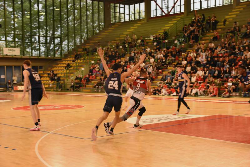 Basketball Club Lucca vince in casa contro il College Basket Borgomanero 