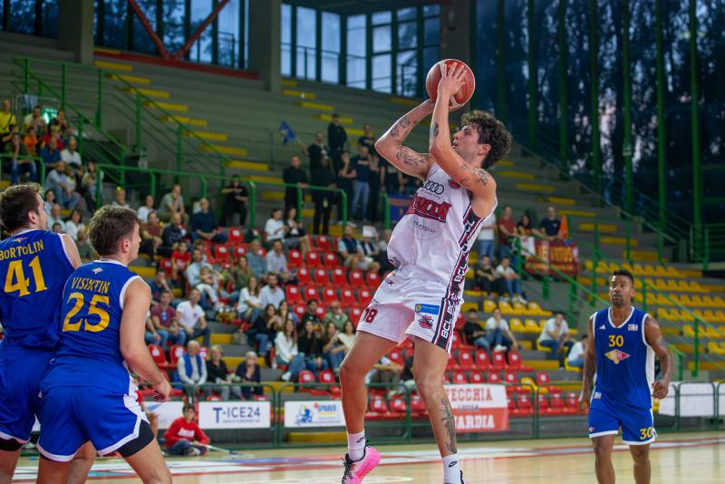 Il Basketball Club Lucca cede lottando alla Virtus Roma: 75-82 