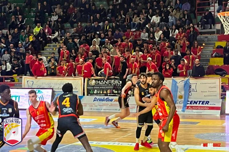 Basket Academy inciampa a Barcellona 84-73 che l'appaia al quinto posto 