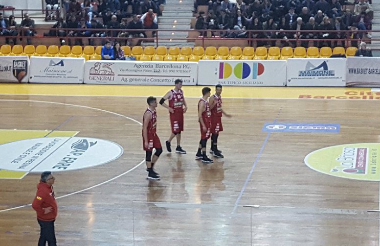 La Costa dura poco più di un tempo, il derby è di Barcellona