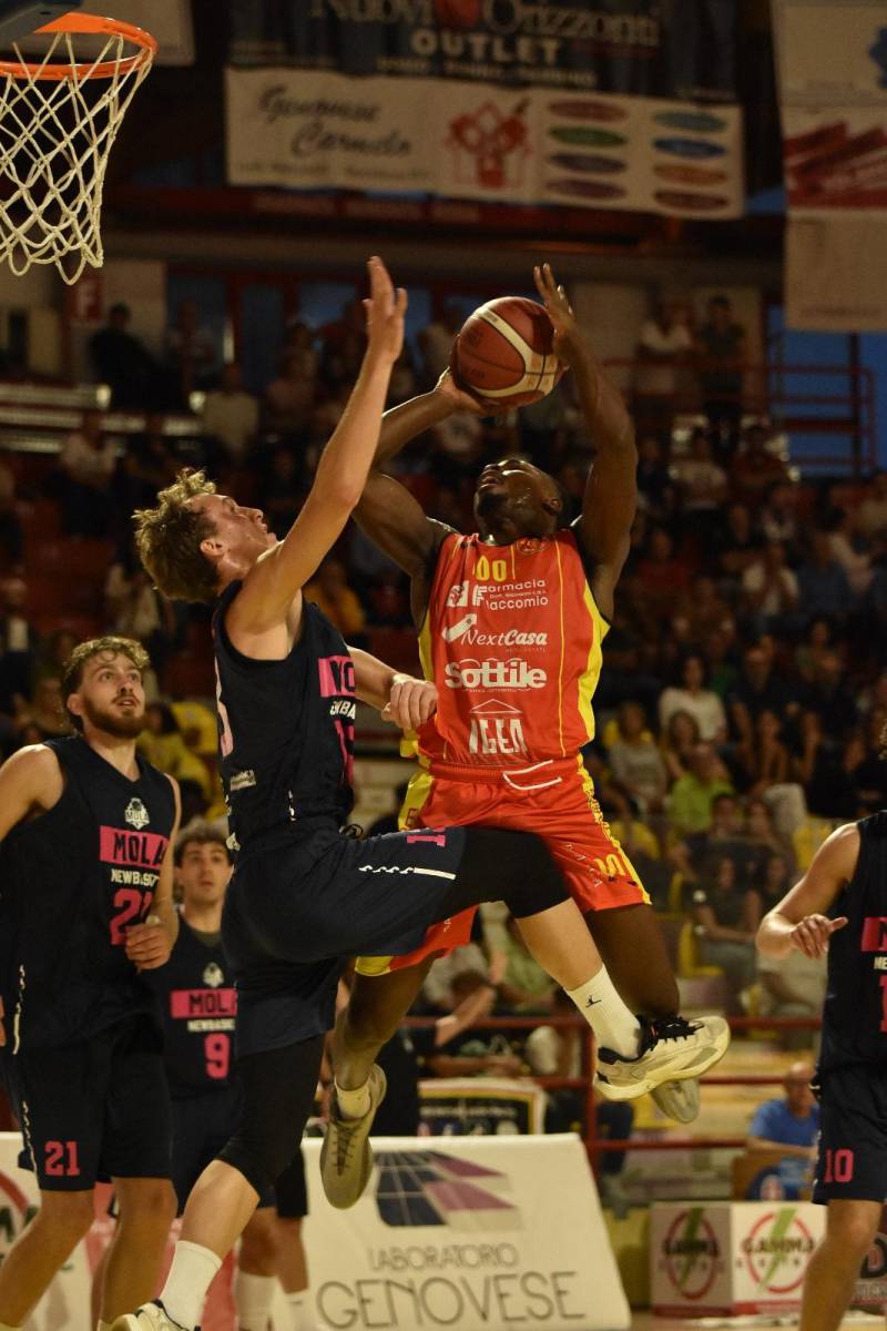Un ultimo quarto da 6 punti a referto costa caro alla MNB: Barcellona vince 69-61