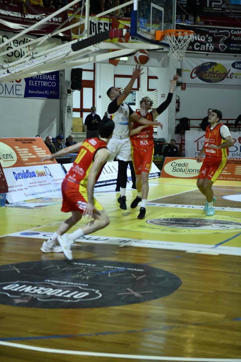 Una EcoJump Messina Basket School brillante cade nel finale nel derby a Barcellona 