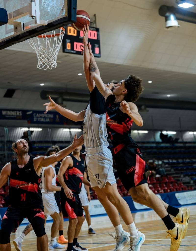 Baskérs, una serata storta per i galletti: Bramante Pesaro vince 55-50 al PalaMegabox 
