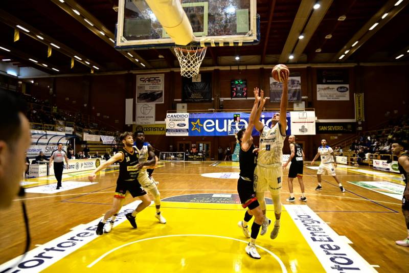 Dopo un buon avvio Benacquista cede all'Allianz Pazienza Cestistica San Severo 