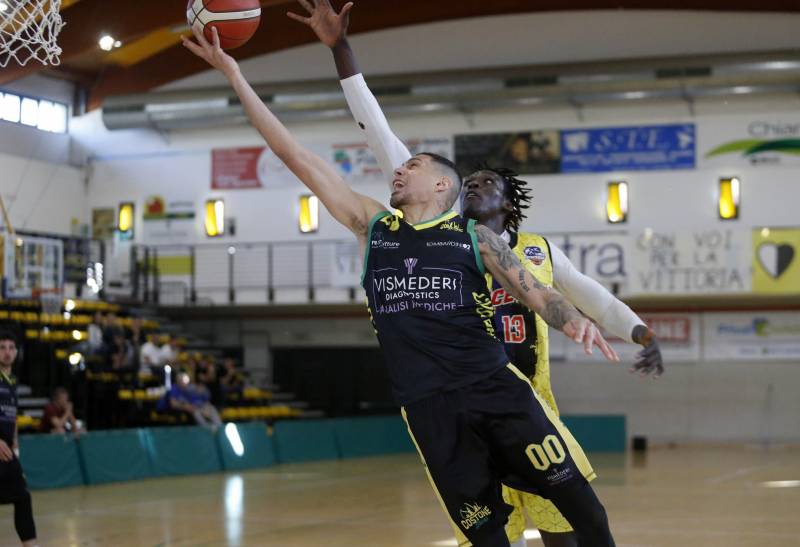 Parte fortissimo la Vismederi Costone Siena: 103-87 al Palaorlandi contro Bisceglie e serie sull'1-0