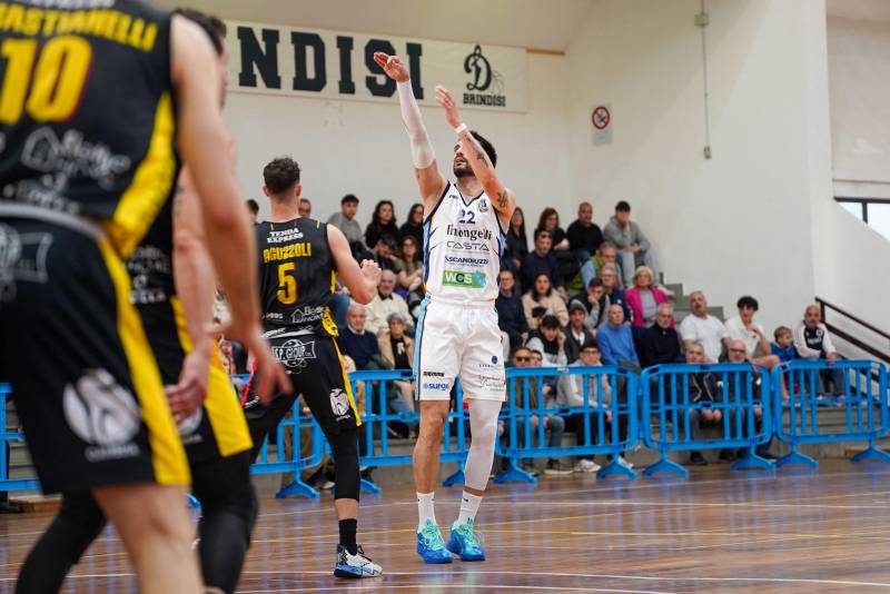 Dinamo Brindisi travolgente: Barcellona ko 79-55 nel giorno delle 200 panchine di coach Cristofaro 