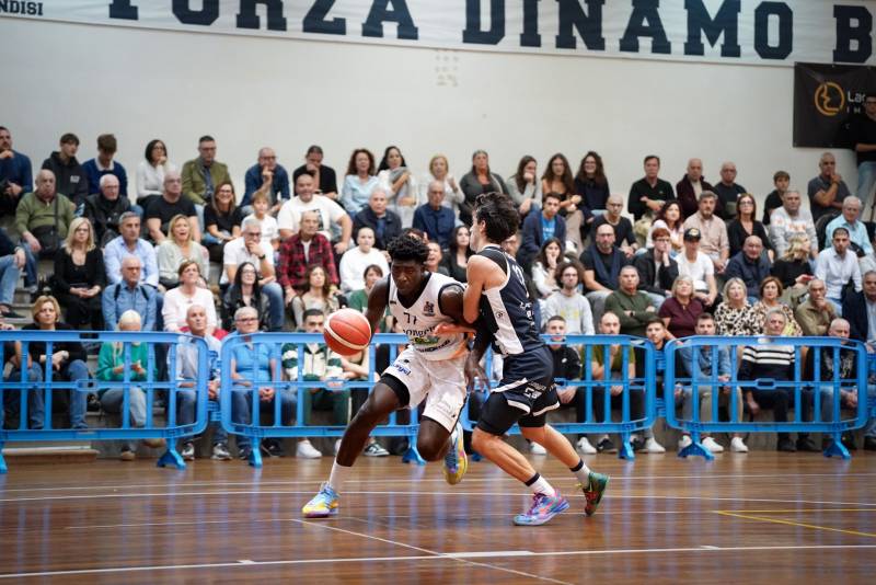 La Dinamo dà spettacolo e infiamma il PalaZumbo: battuta Matera 81-74 