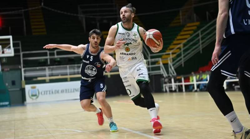 All'ultimo respiro: la Scandone Avellino piega l'aquila con la magia di Kmetic. ora testa ai playoff 