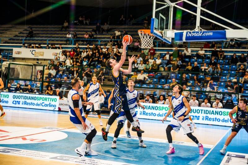 Adamant Ferrara Basket - Fiorenzuola Bees 63-61: beffa nel finale per i Bees 