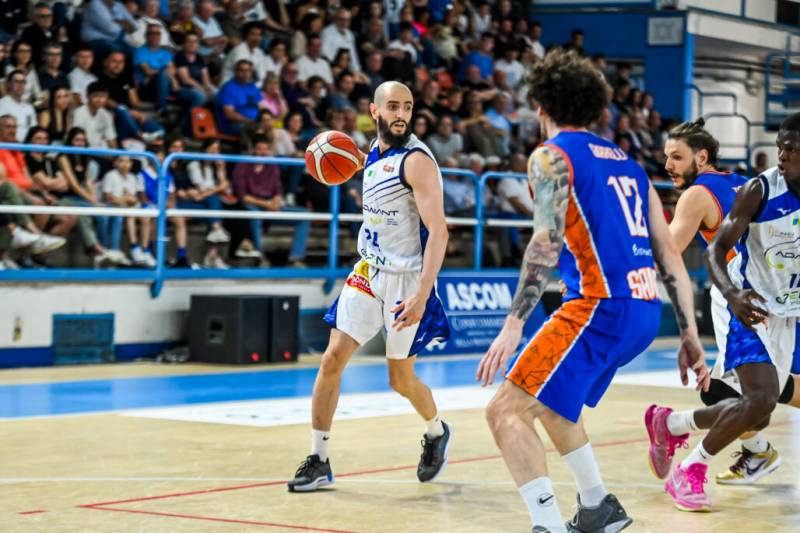 Prima lo spavento, poi la gioia: l'Adamant porta a casa gara-1 di semifinale playoff contro Legnano 