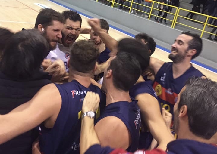 Grandissima rimonta Virtus Assisi: i rossoblu passano a Fermignano 76-79 e si issano in vetta