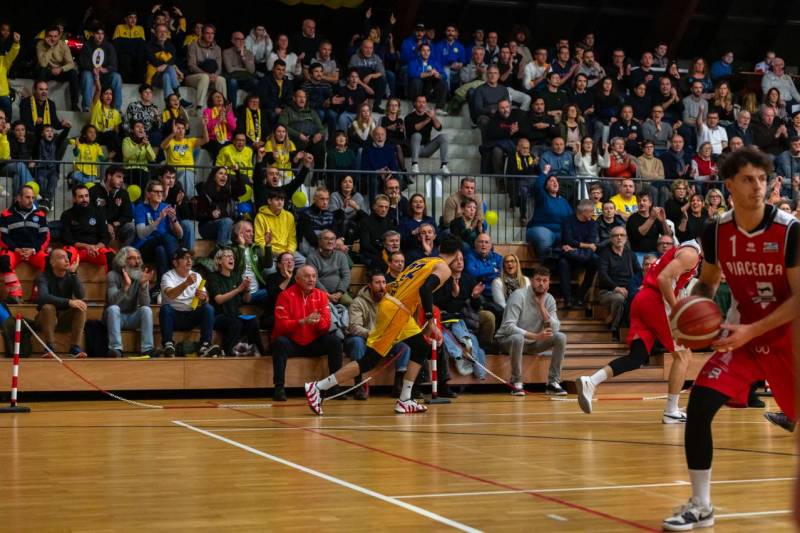 Trenta minuti di ottima Bakery, poi passano i Bees 76-59 