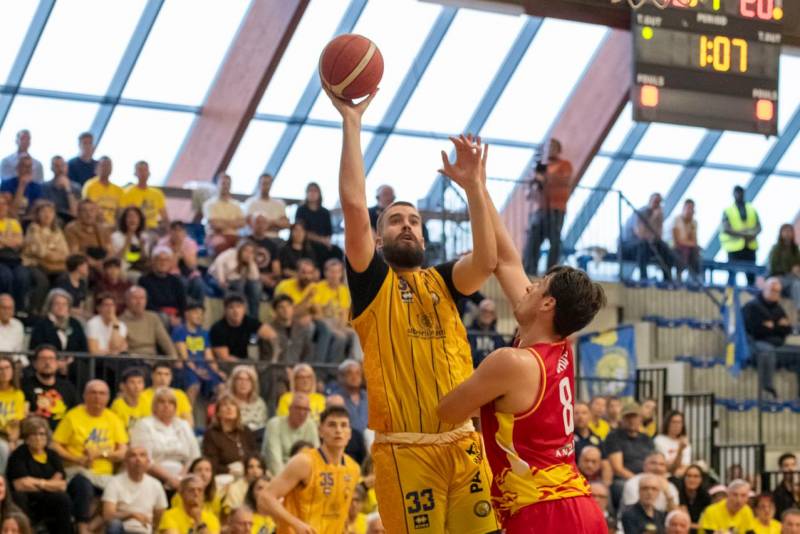 Ambrosetti con il buzzer beater regala la vittoria ai Bees: 84-81 all'overtime, è 2-0 su Ravenna 