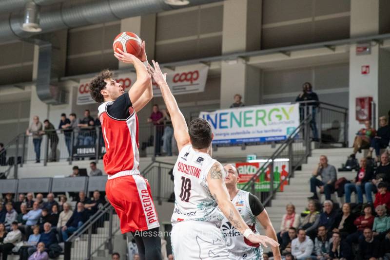 Omegna ha la meglio su Bakery Piacenza 100-71 
