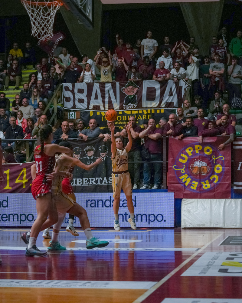 Il Jolly Libertas lotta con orgoglio ma si ferma in gara-2: Costa Masnaga vola in finale 