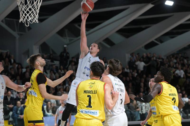 Paperdi Juvecaserta 2021 supera al PalaPiccolo l'Allianz Pazienza San Severo e riaggancia la vetta 