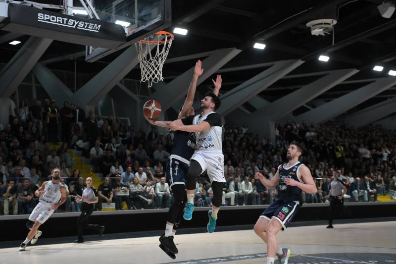Atmosfera quanto mai calda al PalaPiccolo e successo della Paperdi Juvecaserta in gara uno contro He