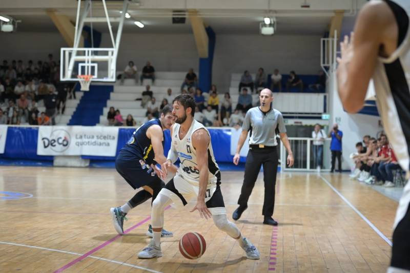 La Juvecaserta non riesce a "bagnare" con una vittoria il suo debutto in serie B: vince Ruvo 