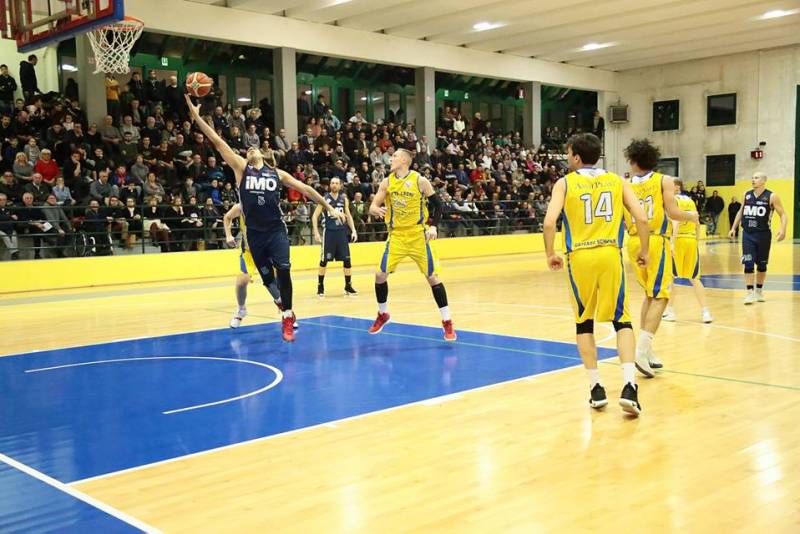 Il derbissimo tra Sette Laghi Gazzada e iMO Robur Basket Saronno sorride ai padroni di casa 