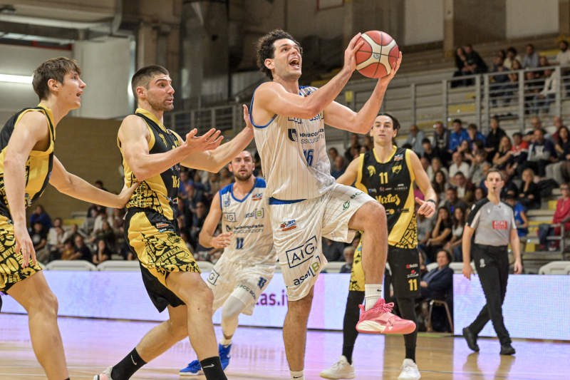 I nerazzurri conquistano l'ottava vittoria stagionale e restano in vetta alla classifica 