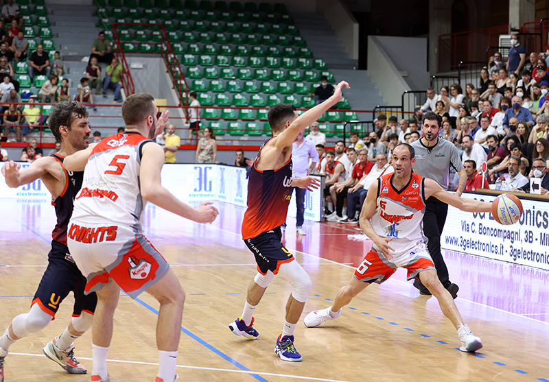 Knights, all'ultimo respiro e oltre in gara 2 contro Bergamo
