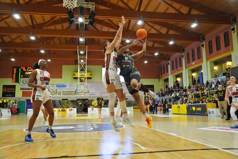 Capolinea per l'Alama, la Reyer vince gara2 e vola in semifinale, ma anche per le Lupe solo applausi 