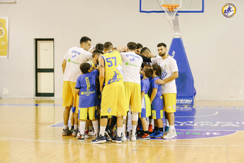 I Gialloblu espugnano il campo della Megaride e compiono un altro passo verso i playoff