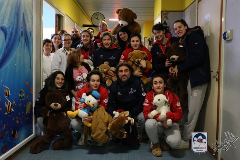 Teddy Bear Toss, le Magnolie solidali: consegnati i peluche Teddy Bear Toss, le Magnolie solidali: consegnati i peluche