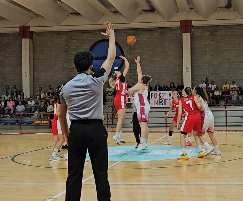 Batte forte il cuore rosanero: l'Acqua Dell'elba Nico Basket fa sua gara 1 
