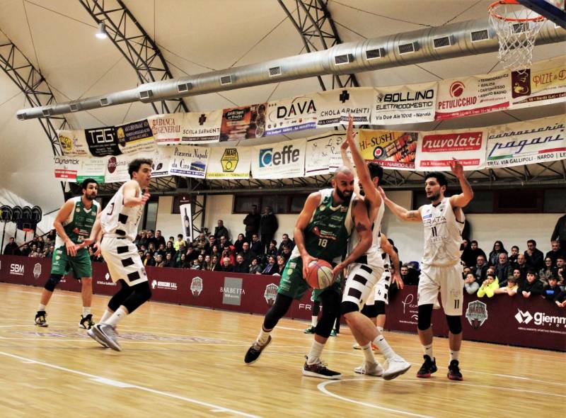 Derby da brividi, i neroverdi passano a Nardò 72-75 