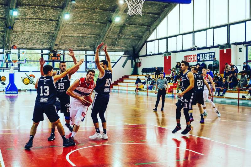 Esordio vincente al Palaopitergium per coach Guerra e i suoi ragazzi Esordio vincente al Palaopitergium per coach Guerra e i suoi ragazzi