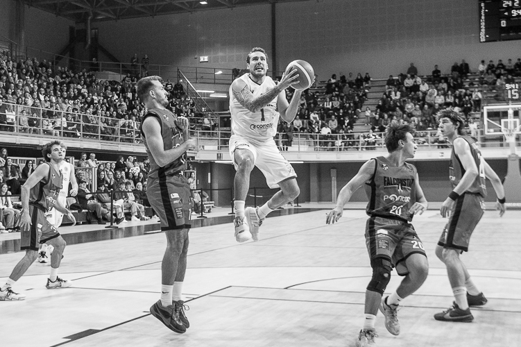La Dinamica Dinamo vola solitaria in vetta grazie al 92-64 in casa della Vifermeca Olimpia. Perin pr