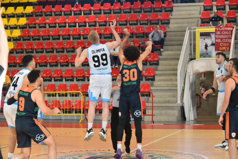 Quante emozioni al PalaFerrari!Olimpia Castello-Palestrina 100-90 in gara 1 di finale playout