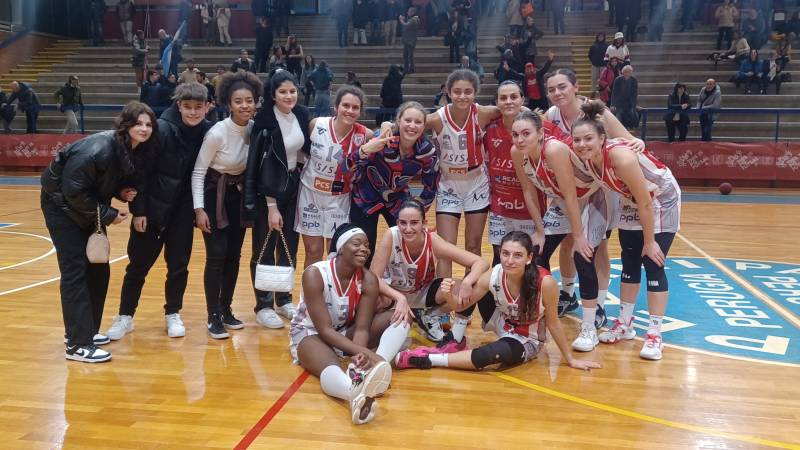 Derby e titolo di campione d'inverno per la Sisas Pallacanestro Perugia