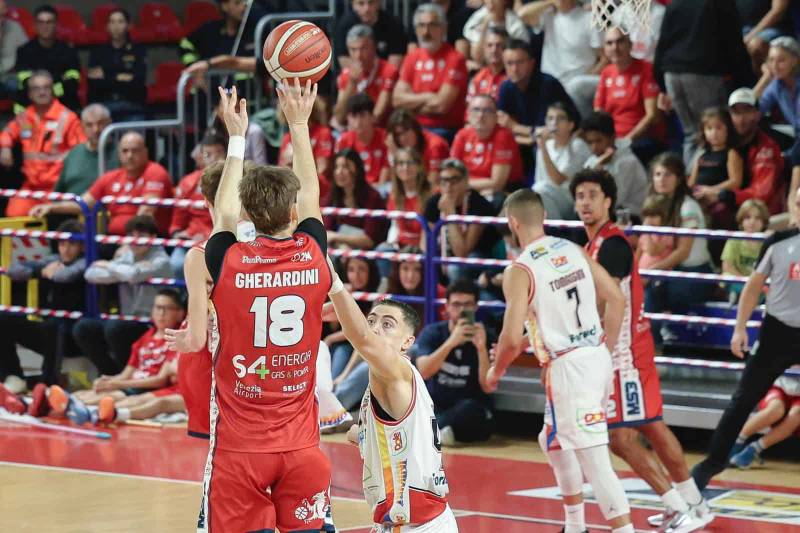 Il Grifone gioca un grande primo tempo al Flaminio, che poi trascina Rimini alla vittoria 