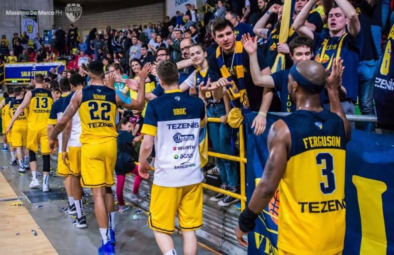 La Tezenis sempre a rincorrere in gara 4. I quarti di finale si decideranno a Gara 5 La Tezenis sempre a rincorrere in gara 4. I quarti di finale si decideranno a Gara 5