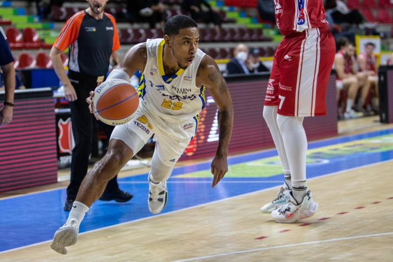 Prima vittoria per la Tezenis: Chieti ko 87-73
