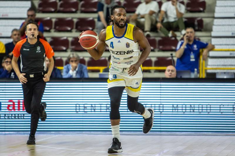 Show della Tezenis che supera Brindisi all'overtime (100-97)