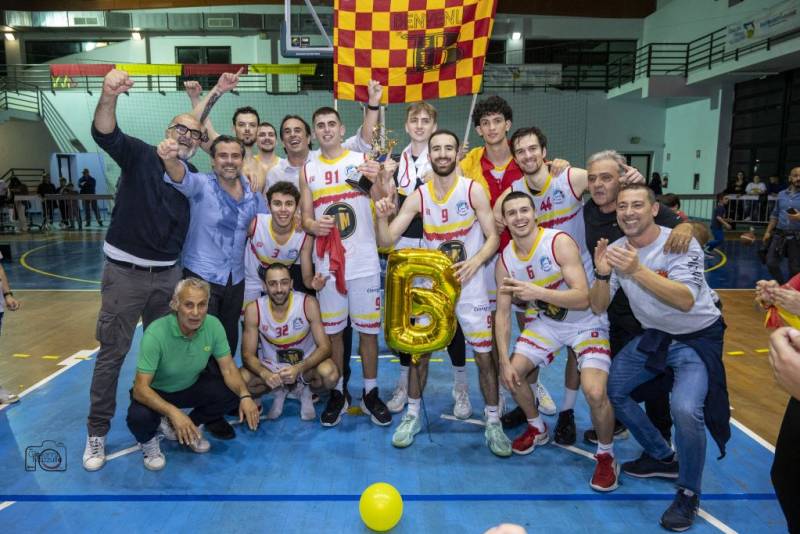 La Gold & Gold Messina supera 70-64 una gagliarda Fortitudo e corona il sogno promozione
