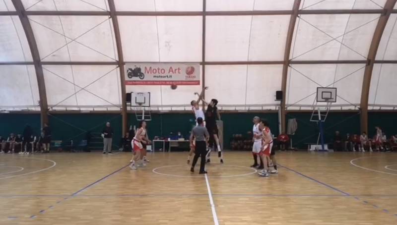 Palpitante derby al PalaReny. La spuntano di misura i padroni di casa della Scuola Basket 