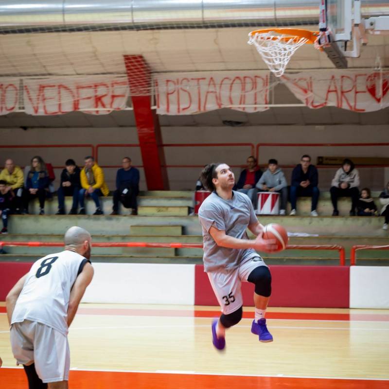 Il Basket Macerata vola alle semifinali playoff vincendo gara 2 in casa di Senigallia Basket 2000 