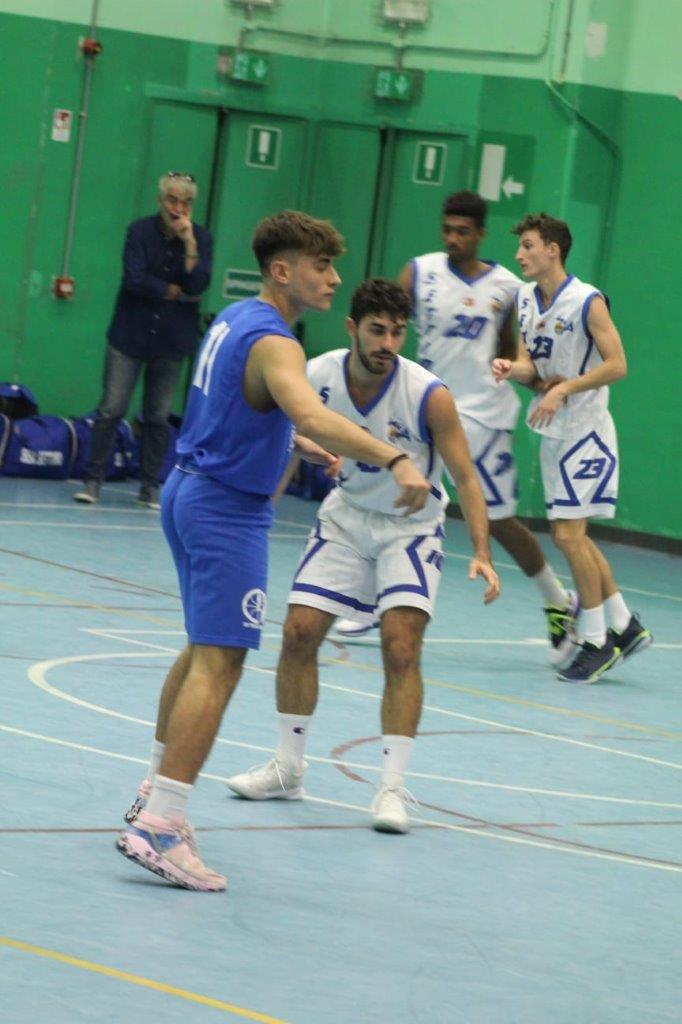 Non comincia bene l'avventura della CB Team che esce sconfitta nettamente sul parquet di Settimo