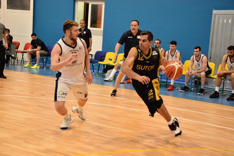 Il San Nicola Basket Cedri esulta alla prima