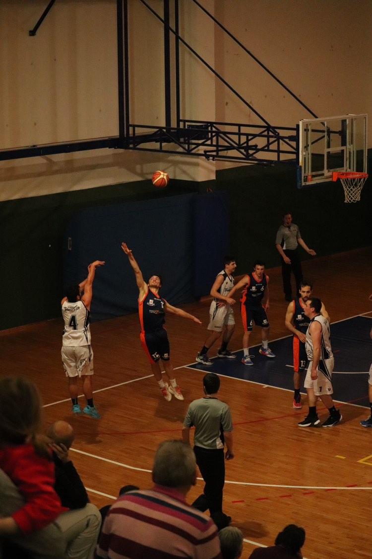 Gara 1 va a Tolmezzo che sconfigge PLC con il punteggio di 71-64