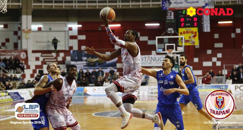I granata vincono il derby 63-56