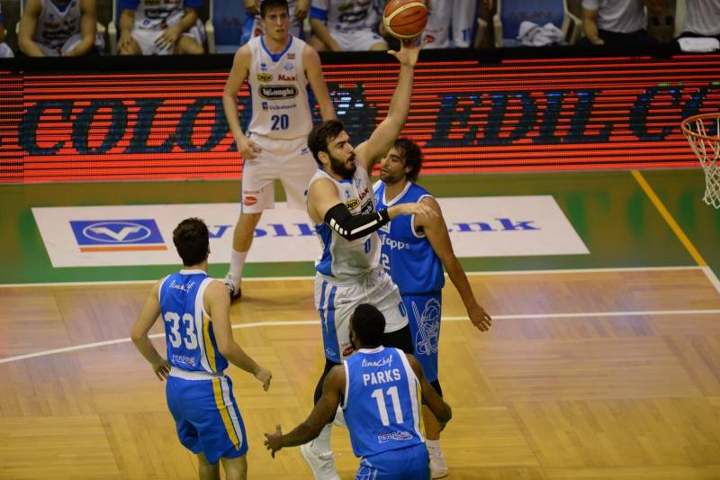 Fantastica TVB! Gara2 dominata (82-56) in un Palaverde strapieno. Lunedì G3 per il primo match ball Fantastica TVB! Gara2 dominata (82-56) in un Palaverde strapieno. Lunedì G3 per il primo match ball