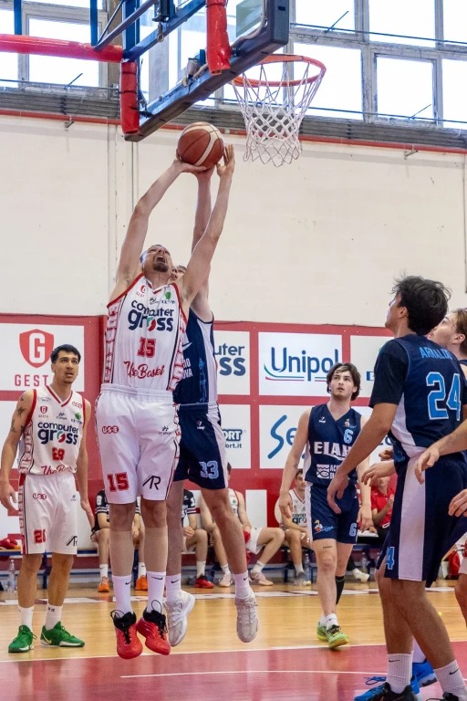 L'Use Computer Gross sorride a 100 denti. Elah Acquario Genova superata 100-82 